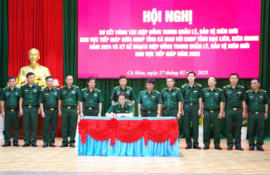 Các đơn vị ký kết quy chế phối hợp tổ chức bảo vệ biên giới địa bàn tiếp giáp.