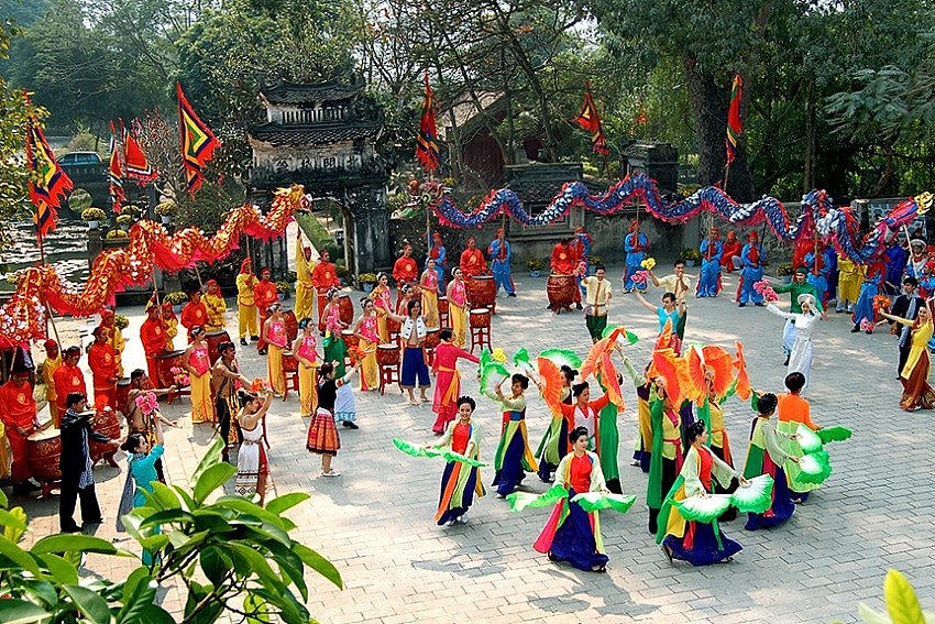 Biểu diễn nghệ thuật tại Lễ hội Chùa Thầy (Hà Nội) năm 2024.