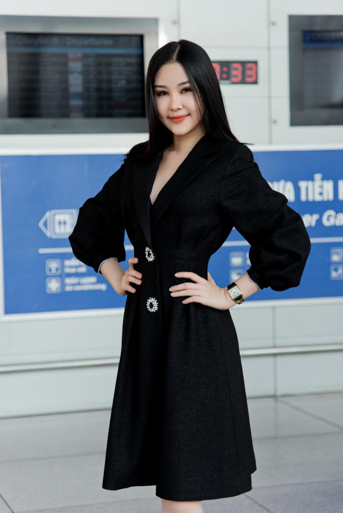 Lê Âu Ngân Anh rạng rỡ ở sân bay.
