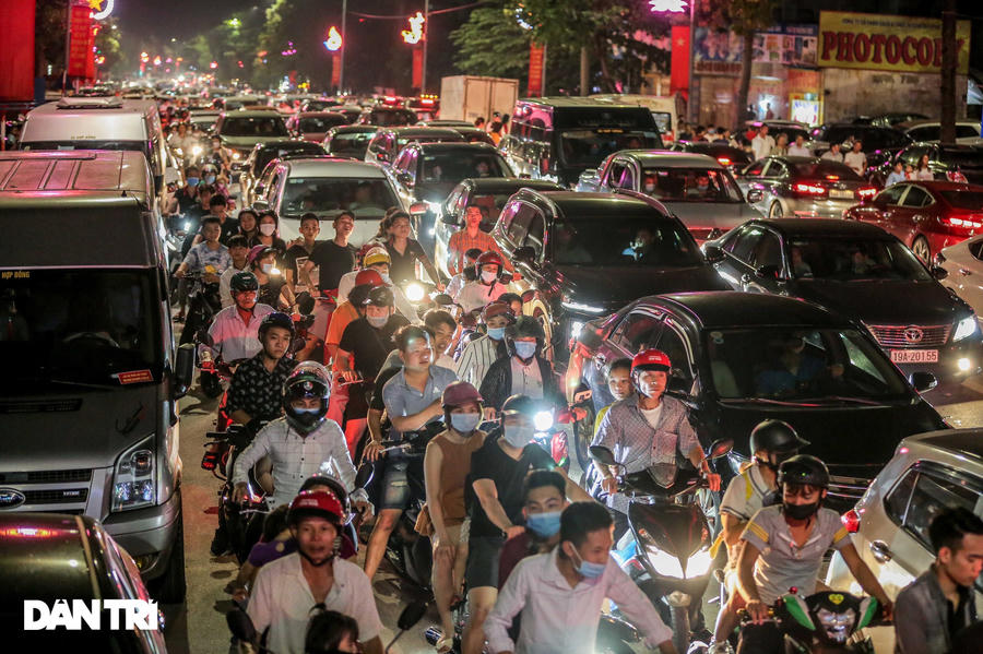 Càng gần tới giờ bắn pháo hoa, người dân đổ dồn về khu vực này đã khiến giao thông ùn tắc nghiêm trọng tại tuyến đường Nguyễn Tất Thành - Trần Phú. Nhiều phương tiện