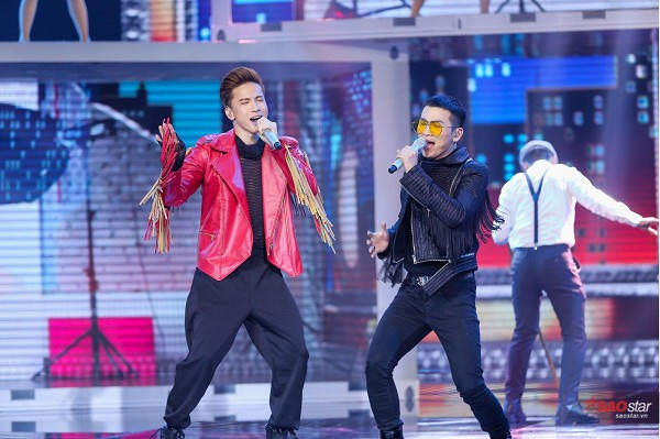 S.T và Mai Tiến Dũng trong tiết mục song ca mở màn