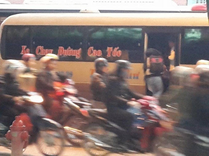 Xe đón khách giữa lòng đường.