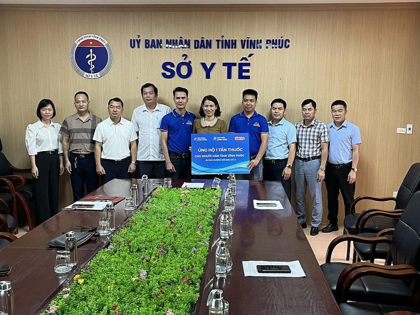 Đại diện Sở Y tế tỉnh Vĩnh Phúc tiếp nhận 1 tấn thuốc từ FPT Long Châu.
			
				
					
						
					
					
						1 tấn thuốc từ FPT Long Châu được trao cho đại diện tỉnh Lào Cai.
						
							
								
									
								
								
									Chuyến xe Long Châu được điều động đi trong đêm để kịp thời hỗ trợ người dân chăm sóc sức khỏe, ứng phó với những căn bệnh nguy cơ trong mùa mưa lũ.
								
							
						
						
					
				
			
			1 tấn thuốc từ FPT Long Châu được trao cho đại diện tỉnh Lào Cai.
						
							
								
									
								
								
									Chuyến xe Long Châu được điều động đi trong đêm để kịp thời hỗ trợ người dân chăm sóc sức khỏe, ứng phó với những căn bệnh nguy cơ trong mùa mưa lũ.
								
							
						
						Chuyến xe Long Châu được điều động đi trong đêm để kịp thời hỗ trợ người dân chăm sóc sức khỏe, ứng phó với những căn bệnh nguy cơ trong mùa mưa lũ.