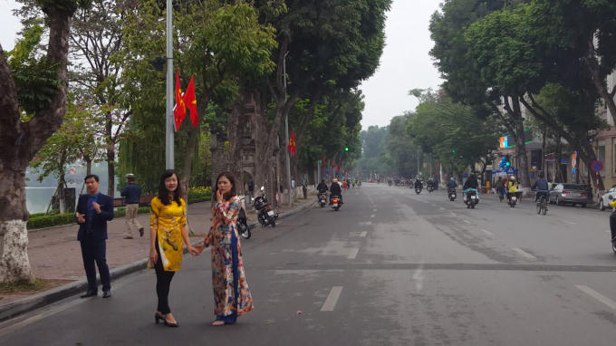 Những góc phố cổ Hà Nội không ồn ào, náo nhiệt như những ngày thường thấy, thay vào đó là những "nam thanh, nữ tú" chọn và tìm cho mình 1 góc riêng để ghi lại khoảnh khắc hiếm hoi này.