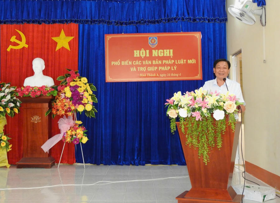 Ông Châu Phi Đô - Giám đốc Trung tâm TGPL nhà nước tỉnh Bạc Liêu, Phổ biến các văn bản pháp luật mới và Trợ giúp pháp lý tại xã Định Thành A, huyện Đông Hải.