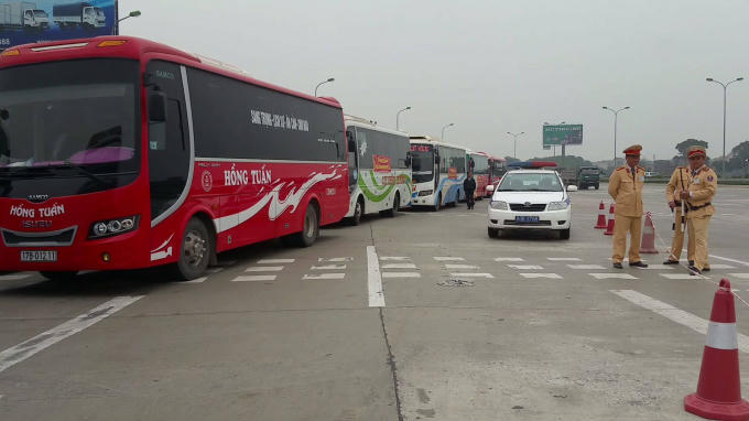 Gần 200 nh&agrave; xe đột nhi&ecirc;n dừng phục vụ phản đối H&agrave; Nội điều chuyển luồng tuyến