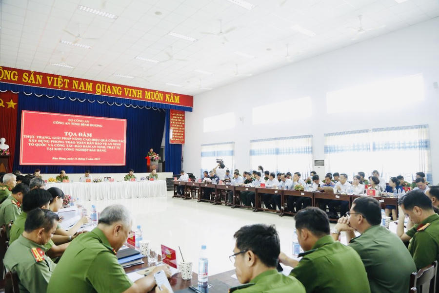 Các đại biểu tham dự tọa đàm.