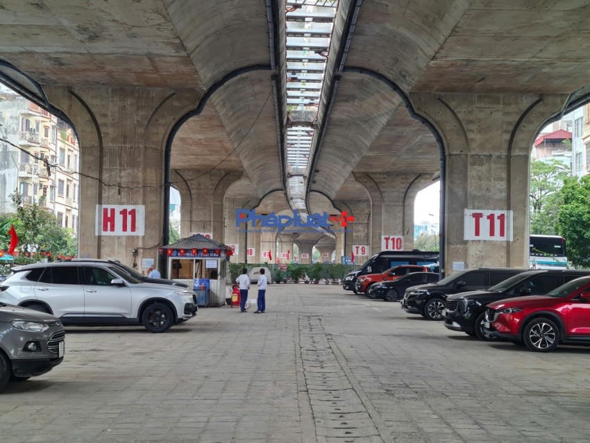 Trao đổi với phóng viên Pháp Luật Việt Nam, một số nhân viên trông giữ xe tại đây cho biết, nguyên do những phương tiện tại đây chưa được di dời bởi những chủ xe đang đi công tác hoặc chưa nắm được thông tin về di dời các phương tiện này.