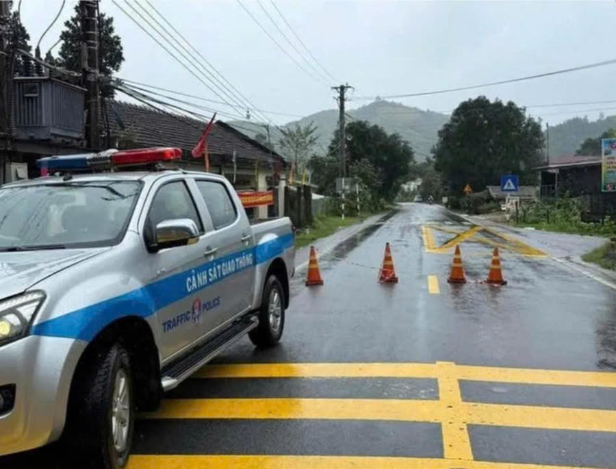 Lực lượng chức năng chặn xe dưới chân đèo cảnh báo người tham gia giao thông lên đèo. Ảnh: T.T