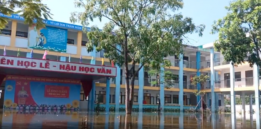 Khu sân trường bị ngập nước.