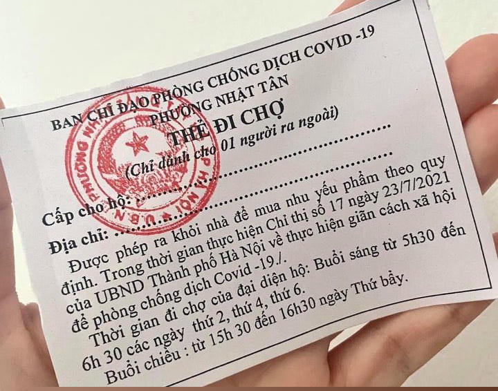 Thẻ đi chợ được phường Nhật Tân phát đến từng hộ gia đình