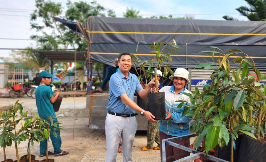 Ông Nguyễn Văn Cường trao tặng cây giống sầu riêng cho người dân xã Rờ Kơi.