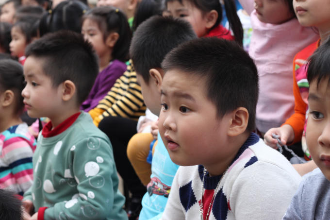 Các cháu trường Mầm non Họa Mi, thích thú xem múa rối nước tại sân trường