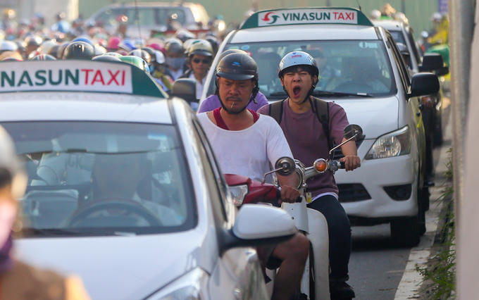 "Cách ngã ba Nguyễn Kiêm - Nguyễn Văn Công không xa là trạm xe buýt, thường xuyên ra vào nên càng thêm kẹt xe. Từ khi một nhánh cầu vượt hoàn thành nên lượng xe từ Gò Vấp, quận 12 đổ về trung tâm đi làm vào buổi sáng rất đông", anh Văn Mỹ (người dân trên đường Nguyễn Kiệm) giải thích.