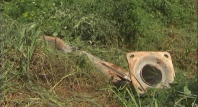 Trụ cáp viễn thông cũng nằm im sau cú tông.