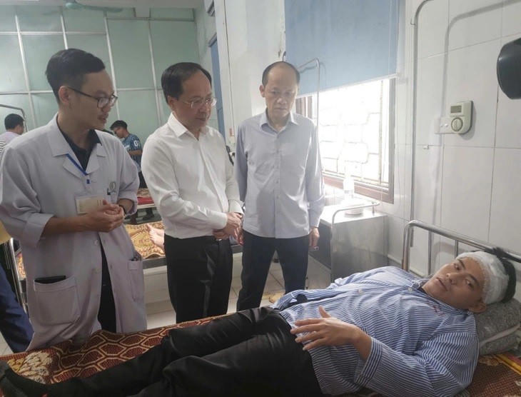 Bí thư Tỉnh ủy Hà Tĩnh Nguyễn Duy Lâm (đứng giữa) thăm hỏi người bị thương trong vụ tai nạn đang điều trị tại Bệnh viên Đa khoa Kỳ Anh. (Ảnh: H.A)