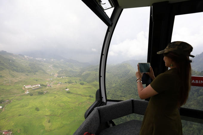 Từ ô cửa kính cáp treo, bạn sẽ bị hớp hồn bởi những thửa ruộng bậc thang hiện lên kỳ ảo trong sương mờ như những phím đàn đều tăm tắp phía dưới, được điểm tô bởi sắc vàng rực rỡ của những bông lúa vào độ chín và cái nắng ấm áp của trời thu. Vào những ngày nắng đẹp trong xanh, du khách còn có thể nhìn thấy cả những bản làng xinh xắn như Lao Chải, Tả Văn…