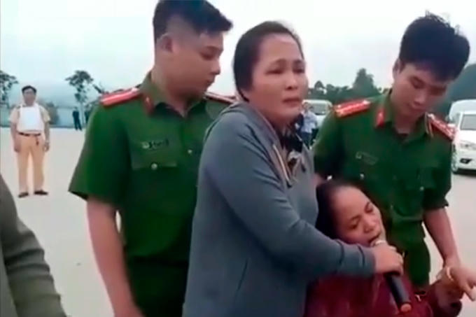 Người thân của một đối tượng được huy động đến hiện trượng kêu gọi nhóm đối tượng ra trình diện lực lượng chức năng (ảnh Vietnamnet).