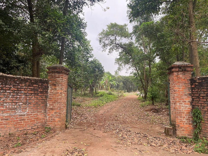 Cổng vào dự án khu nhà ở đô thị Việt Thành vẫn chỉ là khu đất chưa được giải phóng mặt bằng, ảnh chụp tháng 3/2021 (Ảnh: PV Báo điện tử Xây dựng).