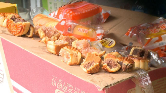 Cận cảnh những chiếc bánh trung thu có giá từ 2000đ đến 3000đ/ 1 chiếc.
