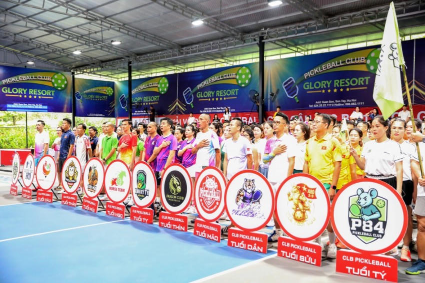 Nghi thức chào cờ trước trận đấu.