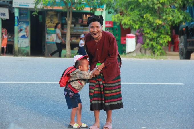 Ngày đầu tiên tựu trường, nhiều em nhỏ còn sợ, không dám rời khỏi vòng tay cha mẹ.