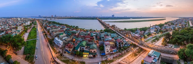 Tác giả Nguyễn Tuấn Hải với tác phẩm "Cầu Long Biên", nơi duy nhất đi phía bên tay trái ở Việt Nam.