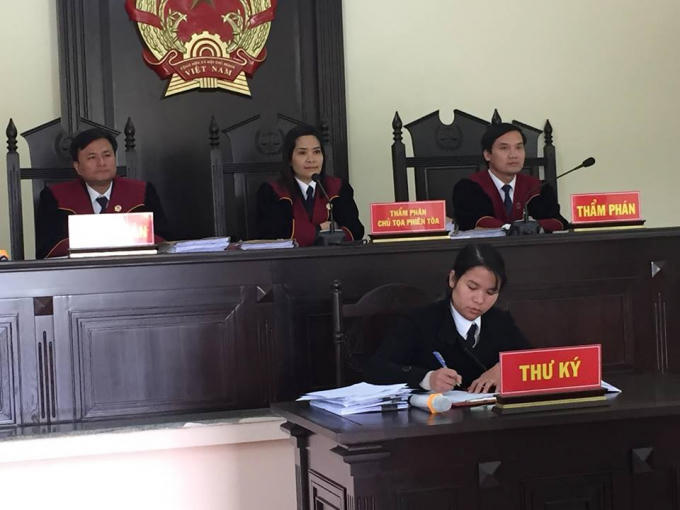 HĐXX không cho LS, bị cáo xem lại đĩa CD là bằng chứng buộc tội các bị cáo.