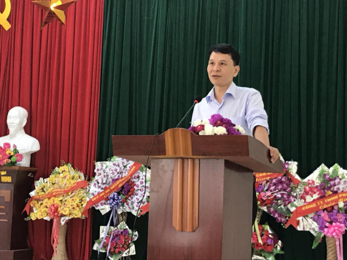 Vũ Văn Cảnh - Phó Giám đốc Trung tâm Dịch vụ việc làm tỉnh Cao Bằng phổ biến các chính sách việc làm, thông tin thị trường lao động.