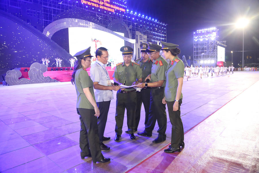 Lực lượng an ninh chính trị nội bộ họp bàn phương án bảo vệ, phân công nhiệm vụ trước khi Lễ kỷ niệm chính thức bắt đầu. Ảnh Công an tỉnh Quảng Ninh