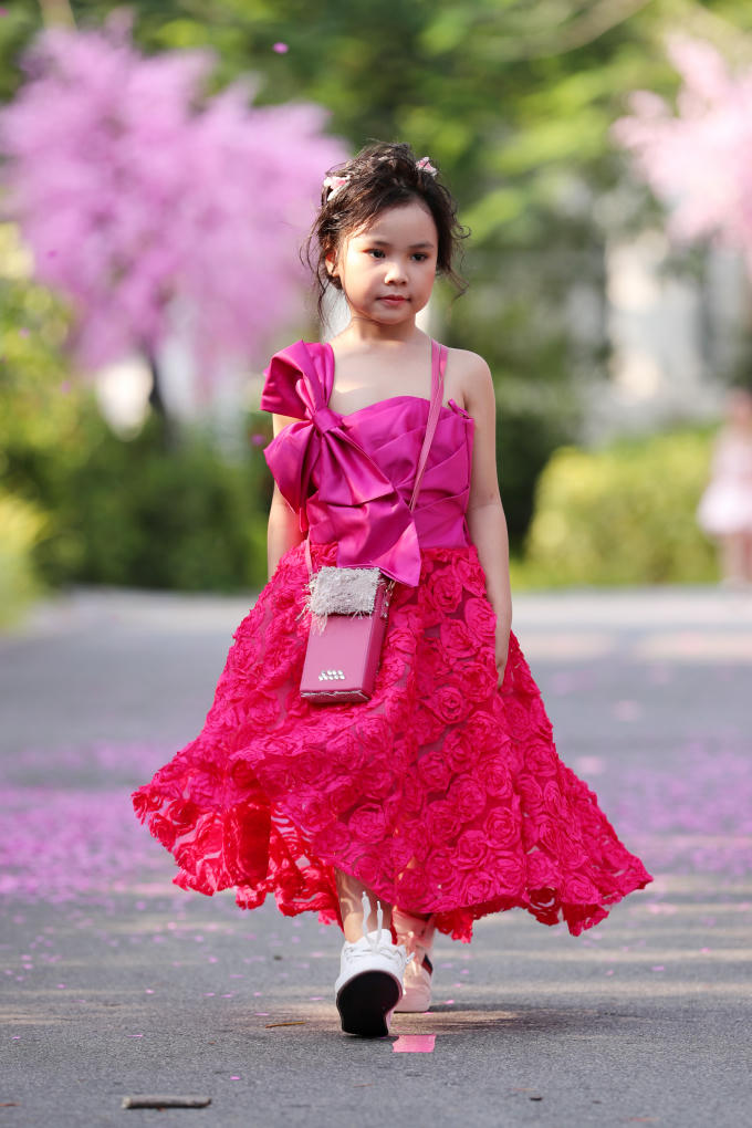 Xu&acirc;n Lan v&agrave; b&eacute; Thỏ diện đầm trắng l&agrave;m vedette cho Văn Th&agrave;nh C&ocirc;ng