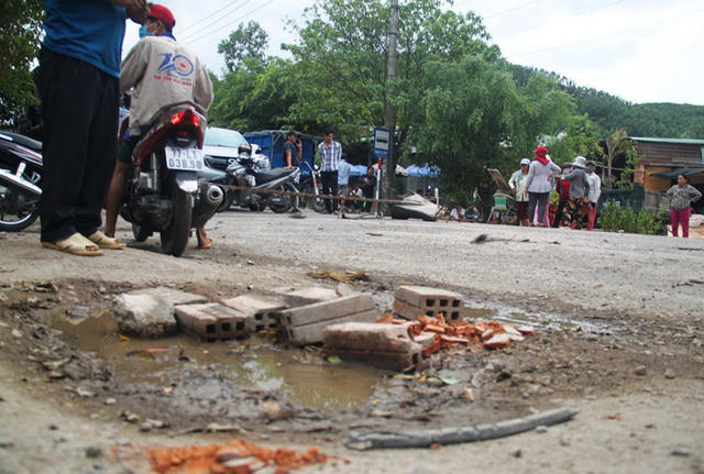 Người dân cho rằng xe tải chạy nhiều khiến bụi và đường hư hỏng nặng.