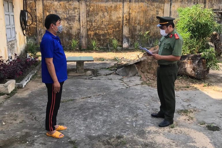 Cơ quan An ninh điều tra Công an Quảng Ngãi bắt Hiệu trưởng trường Trung cấp Đông Á và thuộc cấp để điều tra hành vi Giả mạo trong công tác (Ảnh: Công an Quảng Ngãi).