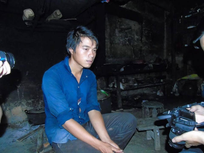 Tẩn Ông Nải buồn bã kể lại sự việc đau thương.