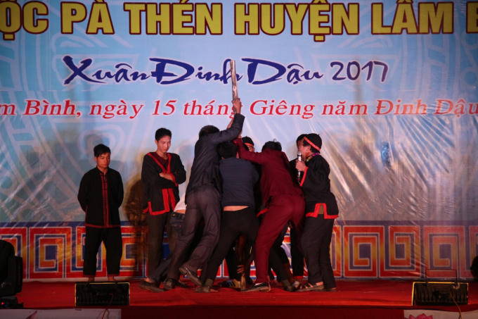 Trước đó là lễ giữ cháy chuẩn bị nhảy lửa của thanh niên Pà Thẻn .