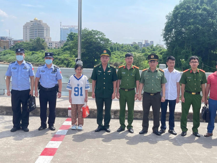 Lực lượng chức năng Việt Nam tiếp nhận đối tượng Nguyễn Thị Trang từ phía cơ quan chức năng Trung Quốc.