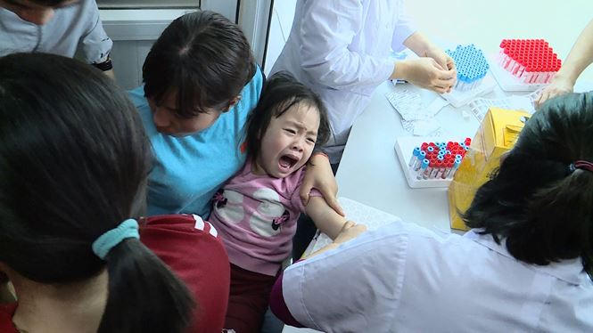 Trẻ chen ch&acirc;n, vạ vật chờ x&eacute;t nghiệm s&aacute;n lợn