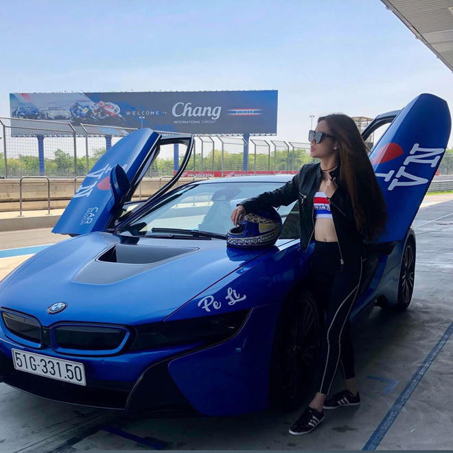 Những bóng hồng không tiếc tiền chơi siêu xe ở Việt Nam