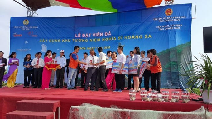 Lễ đặt viên đá xây dựng khu tưởng niệm nghĩa sĩ Hoàng Sa được diễn ra long trọng và trang nghiêm.