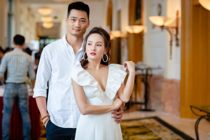 Bảo Thanh nắm tay chồng đi dự họp b&aacute;o Sắc m&agrave;u VTV, hội ngộ Ch&iacute; Thiện