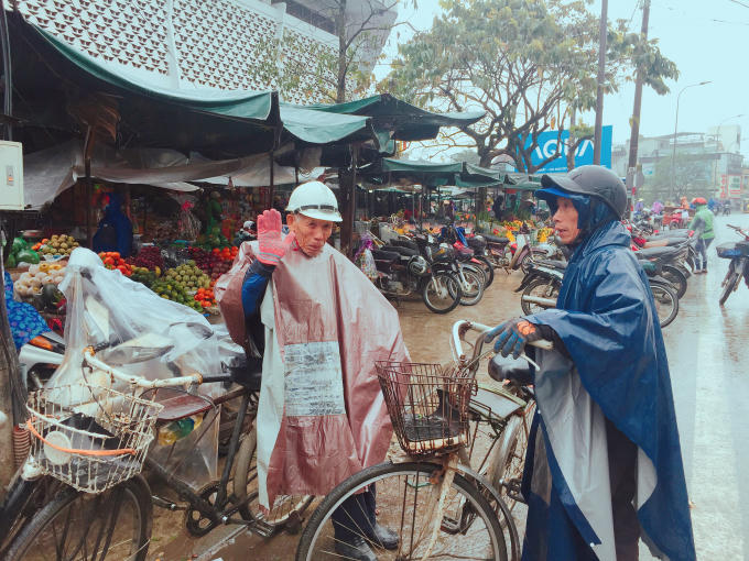 Mặc dù vất vả nhưng vẫn tươi cười (Ảnh: Kiều Trinh)