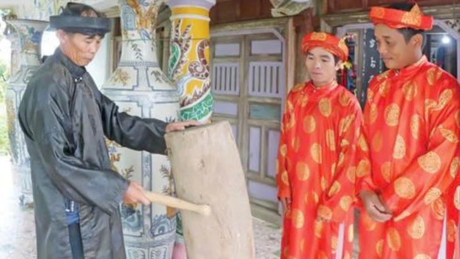 Khi tiếng mõ gióng lên vang âm từ sân đình ngầm thông báo sự kiện quan trọng của làng xã. Ảnh: Báo Gia Lai