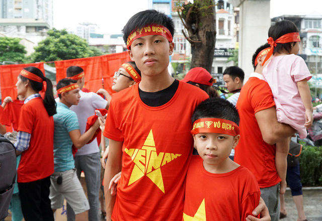 Hai anh em trong tư thế sẵn sàng đi xem tường thuật bóng đá tại SVĐ Quốc gia Mỹ Đình.