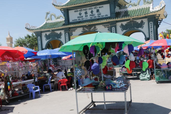 Tình trạng lộn xộn này diễn ra trong một thời gian khá dài, ban đầu là cách xa cổng vào khu Phật Bà nhưng ngày càng những người bán hàng này đều tập trung tại cổng chính.