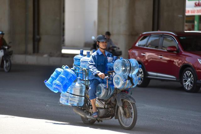 Người đi đường lu&ocirc;n cố gắng tận dụng những chỗ c&oacute; b&oacute;ng r&acirc;m.