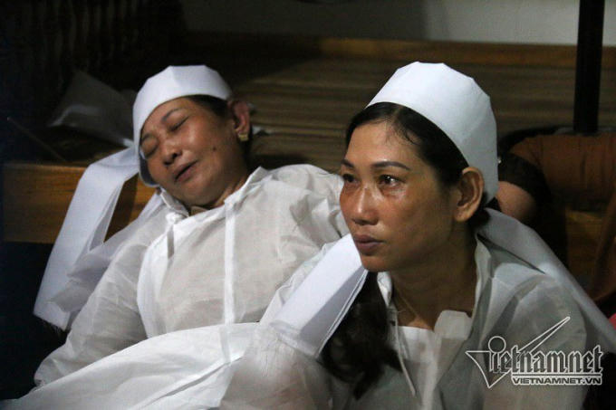 Người thân đã khóc cạn nước mắt trước sự ra đi của vợ chồng ông Nguyền.