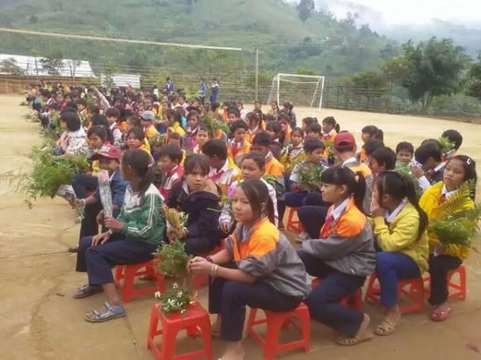 Học sinh nghèo Quảng Nam hái hoa rừng tặng cô