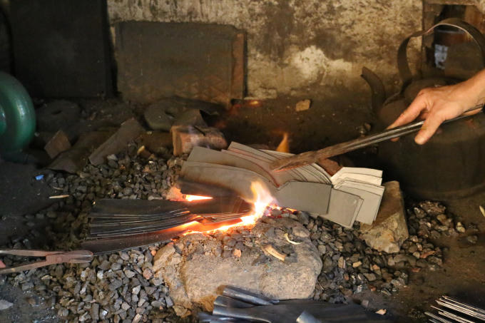 Nhiều năm về trước, dao kéo Đa Sỹ nức tiếng khắp trong Nam ngoài Bắc. Tiếng lành đồn xa, người Lào, người Campuchia cũng tìm về tận Đa Sỹ để mua hàng. Cả làng không lúc nào ngớt tiếng đe, tiếng búa, tiếng xe...