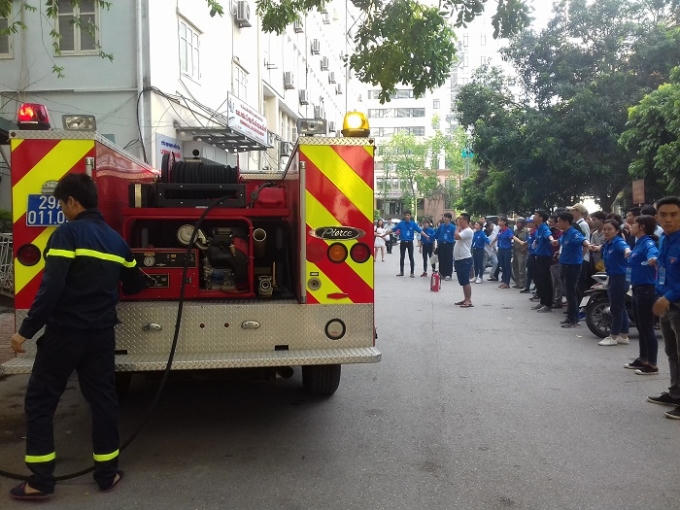 Sinh viên tiếp sức mùa thi phối hợp cùng đơn vị cứu hỏa giải cứu đám cháy.