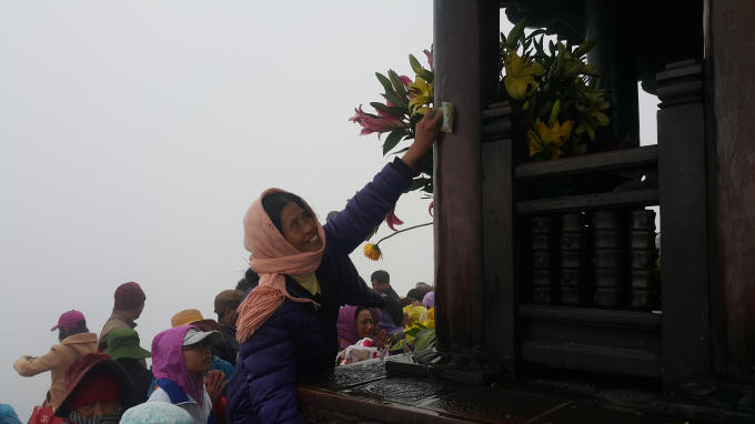 Mọi người ai cũng kh&ocirc;ng qu&ecirc;n m&agrave;i tiền v&agrave;o ng&ocirc;i ch&ugrave;a Đồng để cầu lộc, lấy may.&nbsp;